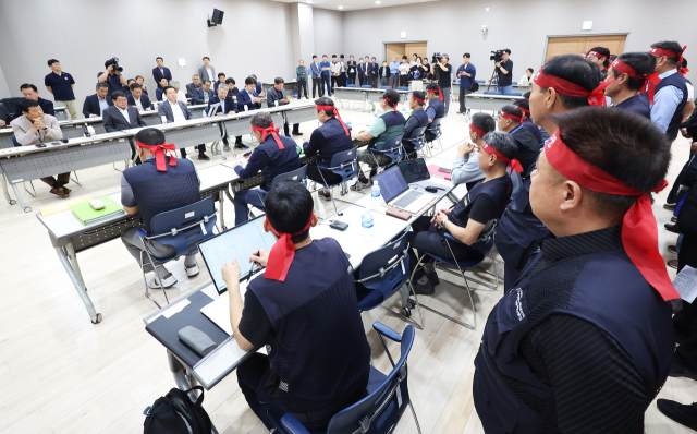 30일 경기도 수원시 영통구 경기지방노동위원회에서 경기도버스노조협의회와 경기도버스운송사업조합의 최종 조정 회의가 열리고 있다. 연합뉴스