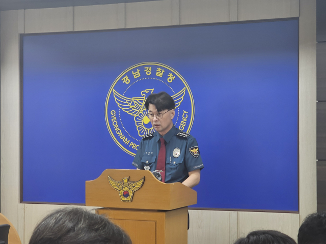 김선섭 경남 창원서부경찰서장이 1일 경남경찰청 브리핑룸에서 청사 내 오토바이 도난과 관련한 사건 개요를 설명하고 있다. 박종완 기자