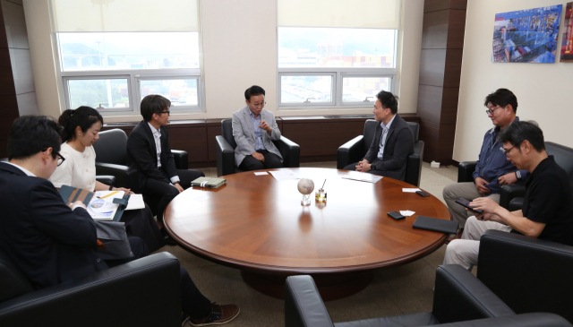 박성호(오른쪽 네번째) 부산진해경제자유구역청장이 30일 부산신항국제터미널에서 사일러스 팡 이타( 세번째) 터미널 대표 및 관계자들과 면담을 하고 있다. 사진제공=부산진해경제자유구역청