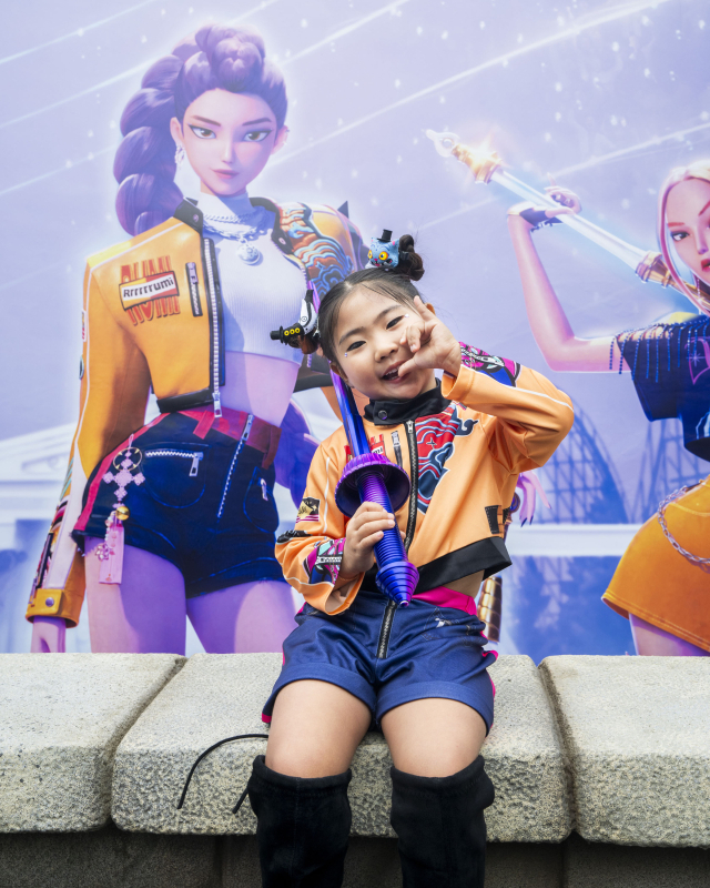 헌트릭스 분장을 하고 에버랜드 케이팝 데몬 헌터스 테마존을 체험하는 아이. 사진 제공=에버랜드.