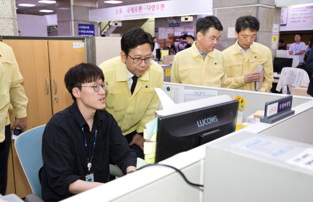 배경훈 과학기술정보통신부 장관(왼쪽 두번째)이 지난달 29일 서울 종로구 광화문우체국을 방문해 우체국 서비스 등을 점검하고 있다. 사진제공=과학기술정보통신부