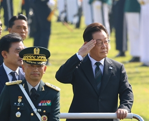 李대통령 “軍 불법계엄 잔재 청산…자주국방은 필연”