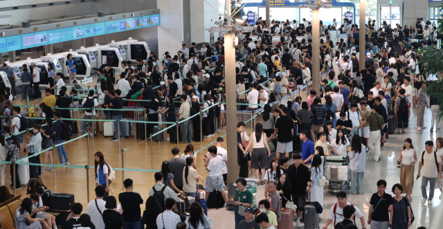 인천국제공항 제1터미널이 이용객들로 붐비고 있다. 기사 이해를 돕기 위한 사진. 오승현 기자
