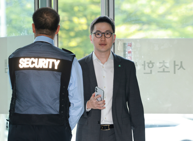 이원모 전 대통령실 인사비서관이 1일 피의자 신분으로 조사받기 위해 서울 서초구 이명현 순직해병 특별검사팀에 출석하고 있다. 연합뉴스