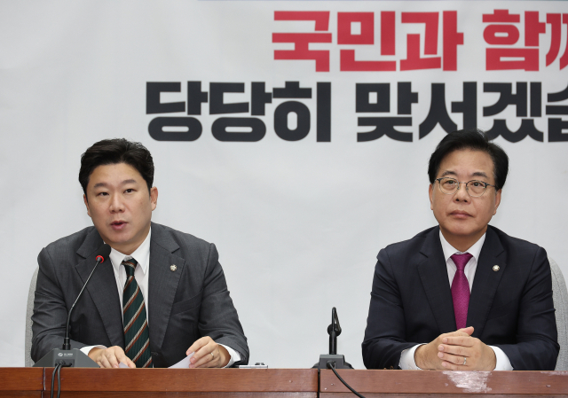 1일 서울 여의도 국회에서 열린 국민의힘 상임위원장 및 간사단 회의에서 진종오(왼쪽) 국민의힘 의원이 발언하고 있다. 연합뉴스