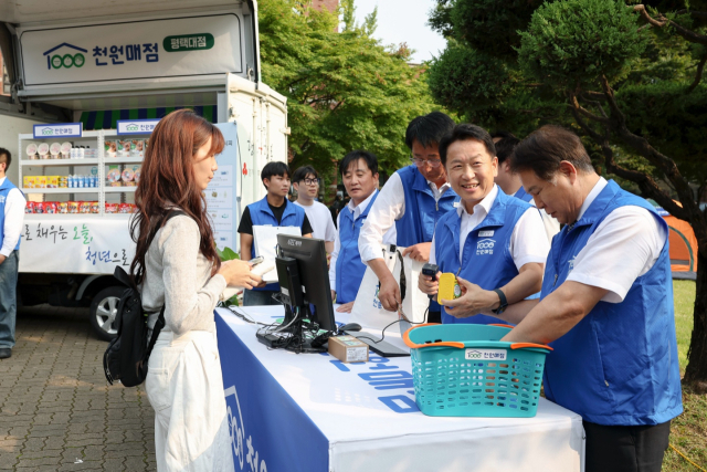 고영인 경기도 경제부지사(오른쪽 두번째)가 1일 평택대학교에서 ‘대학생 천원매점’ 팝업행사에 참여하고 있다. 사진 제공 = 경기도