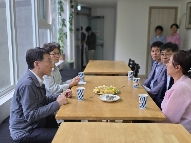 김성중 경기도 행정1부지사가 1일 남양주시 요양시설을 찾아 시설관계자들과 간담회를 하고 있다. 사진 제공 = 경기도