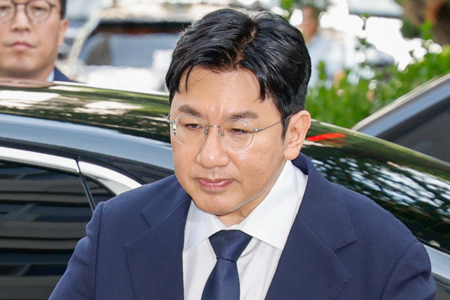 기업공개(IPO)를 앞두고 투자자들을 속여 지분을 팔게 한 의혹을 받는 방시혁 하이브 의장이 마포구 서울경찰청 금융범죄수사대에 피의자 신분으로 출석하고 있다. 뉴스1