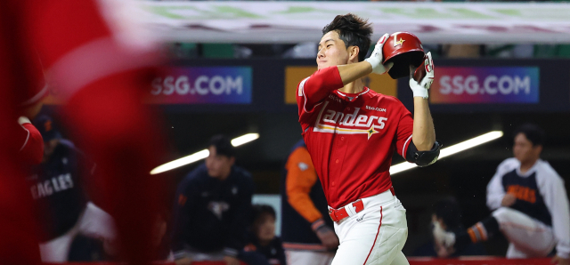 SSG 랜더스 이율예가 1일 KBO 프로야구 한화 이글스전에서 9회말 2사 후 역전 끝내기 투런 홈런을 친 뒤 홈으로 들어오며 헬멧을 날리려 하고 있다. 이 홈런으로 한화의 정규 시즌 우승 꿈도 날아갔다. 연합뉴스