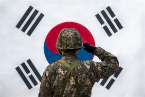 "군대 안 갈 수 있다면 국적까지 포기"…10명 중 6명 '이 나라' 택했다
