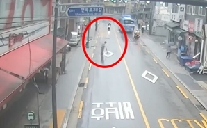 “8000만원 줬는데 또 달라니”…무단횡단 노인 사고에 라이더 '억울함' 호소, 왜?