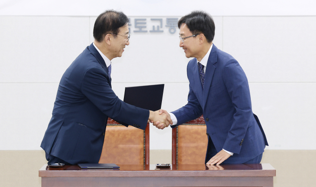 임광현(오른쪽) 국세청장이 1일 정부세종청사에서 김윤덕 국토교통부 장관과 부동산 시장 거래 질서 확립을 위한 업무협약(MOU)을 맺고 있다. 사진 제공=국세청