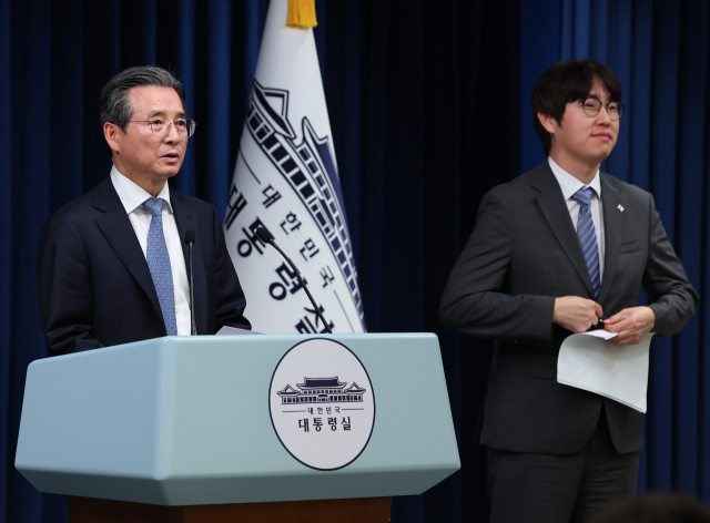 김용범 대통령실 정책실장이 1일 용산 대통령실에서 이재명 대통령의 샘 올트먼 오픈AI CEO 접견 관련 브리핑을 하고 있다. 오른쪽은 하정우 인공지능(AI)미래기획수석. 연합뉴스
