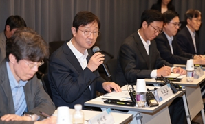 [단독]“SOC·벤처투자 자료 내라”…규제 조이면서 돈 풀라는 금감원의 모순