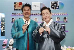 박진영 “아이돌 포토카드 거래 활발” 설명에…李대통령 “딱지뽑기 같다”