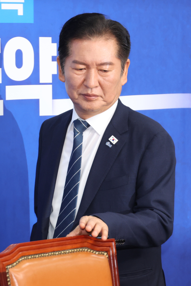 최고위 참석하는 민주당 정청래 대표 (서울=연합뉴스) 김주성 기자 = 더불어민주당 정청래 대표가 2일 서울 여의도 국회에서 열린 최고위원회의에 참석하고 있다. 2025.10.2 utzza@yna.co.kr (끝) <저작권자(c) 연합뉴스, 무단 전재-재배포, AI 학습 및 활용 금지>