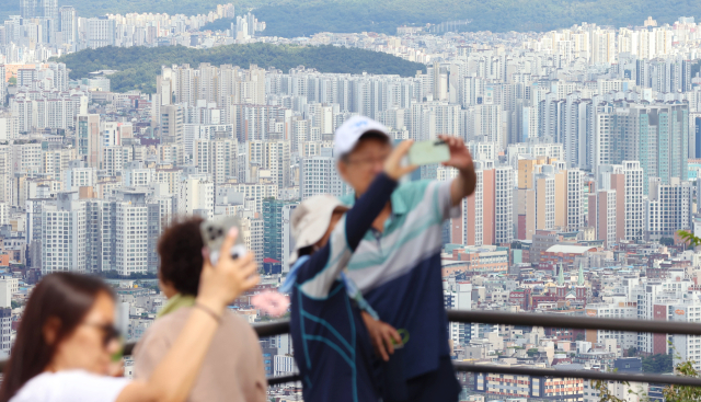 지난달 18일 서울 남산에서 바라본 시내 아파트 단지 모습 연합뉴스