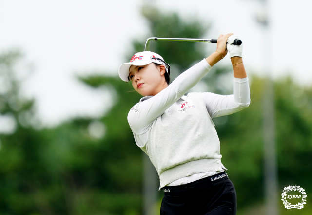 아이언 샷을 날리는 문정민. 사진 제공=KLPGA 투어