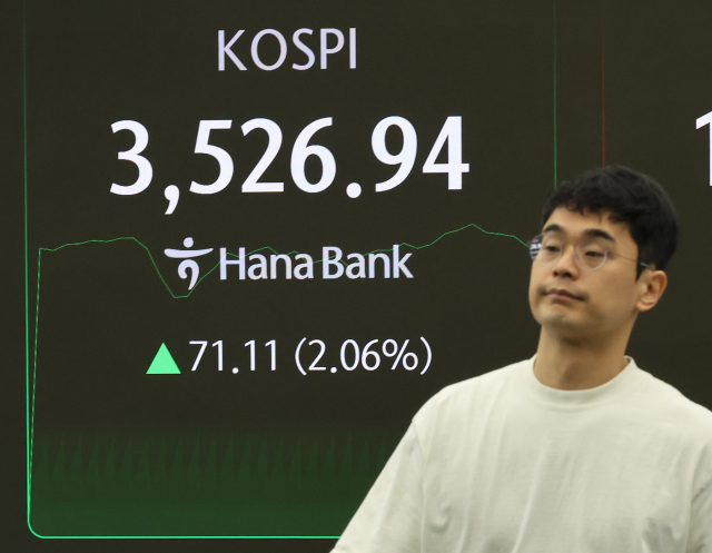 코스피가 장중 3500선을 돌파한 2일 서울 중구 하나은행 딜링룸에서 한 딜러가 자리로 향하고 있다. 연합뉴스