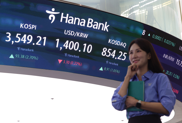 코스피가 사상 처음 3500선을 돌파하며 종가 기준 역대 최고치인 3549.21로 마감한 2일 오후 서울 중구 하나은행 딜링룸에서 딜러들이 업무를 보고 있다. 연합뉴스