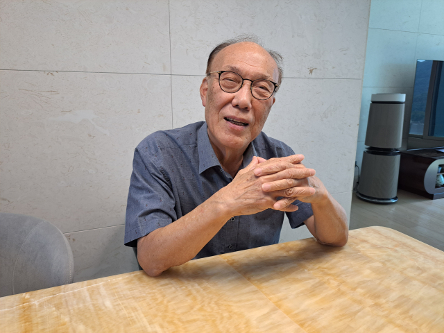 이돈희 대한노인신문 대표가 서울 강남구 개포동 자택에서 진행된 서울경제신문과의 인터뷰에서 “노인 문제는 특정 세대만의 문제가 아니라 우리 모두의 문제”라고 강조하고 있다.