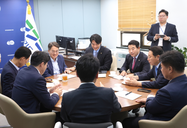 김동연 경기도지사가 2일 도청에서 고양-파주-김포시가 지역구인 더불어민주당 박정, 한준호, 김주영, 박상혁, 김영환, 이기헌 의원과 긴급회동해 일산대교 통행료 무료화 방안을 논의하고 있다. 사진 제공 = 경기도