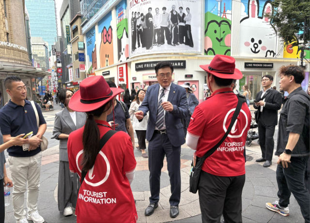 문화체육관광부 김대현 제2차관이 2일 오후 서울 명동을 방문해 외국인 관광객 수용태세를 점검하고 현장 의견을 청취하고 있다. 사진 제공=문체부