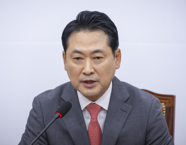 장동혁 국민의힘 대표가 2일 국회에서 추석 연휴를 앞두고 가진 기자간담회에서 물가 상승과 관련해 발언하고 있다. 연합뉴스