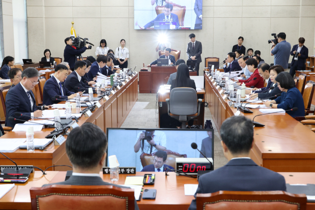 25일 국회 행정안전위원회 전체회의에서 더불어민주당 소속 신정훈 위원장이 인천광역시 제물포구, 영종구 및 검단구 설치 등에 관한 법률 일부 개정 법률안 등 안건을 의결하며 의사봉을 두드리고 있다. 연합뉴스