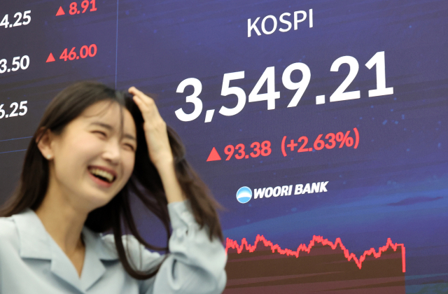 코스피가 사상 처음 3500선을 돌파하며 종가 기준 역대 최고치인 3549.21로 장을 마감한 2일 서울 중구 우리은행 딜링룸에서 관계자가 업무를 보고 있다. 연합뉴스
