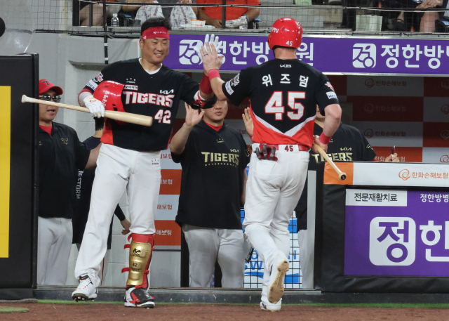 대전 한화생명 볼파크에서 열린 프로야구 '2025 신한 SOL뱅크 KBO 리그' 기아 타이거즈와 한화 이글스 경기에서 7회초 2사 3루 상황 기아 김호령의 1타점 적시타로 득점한 위즈덤이 하이파이브를 하고 있다. 2025.7.10. 뉴스1