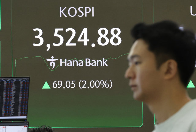 코스피가 장중 3500선을 돌파한 2일 서울 중구 하나은행 딜링룸에서 한 딜러가 자리로 향하고 있다. 연합뉴스