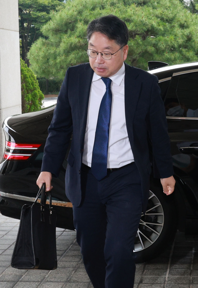 노만석 검찰총장 직무대행이 지난 달 8일 오전 서울 서초구 대검찰청에 출근하고 있다. 연합뉴스