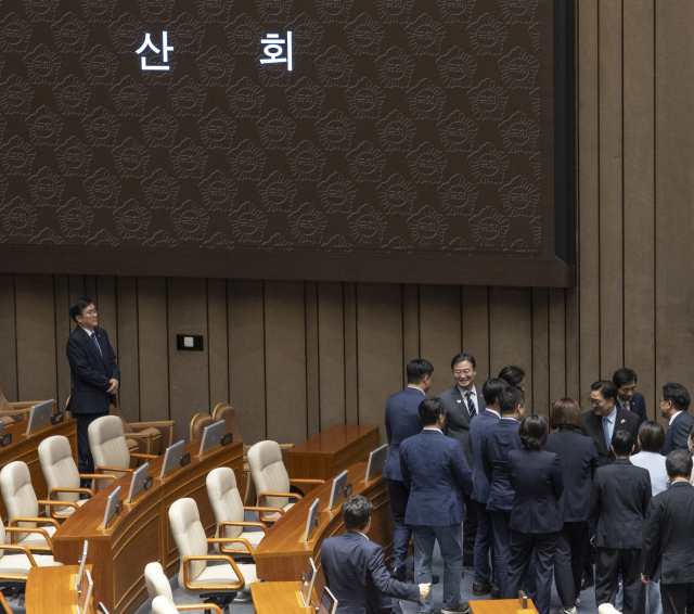 우원식 국회의장이 29일 더불어민주당을 중심으로한 의원들이 4박 5일간의 필리버스터(무제한 토론)을 거쳐 5개의 법안 처리를 끝낸 뒤 본회의장을 떠나며 의원들과 인사하고 있다. 2025.9.29 연합뉴스