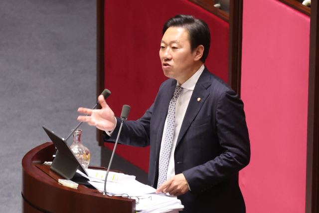 국민의힘 박수민 의원이 26일 국회 본회의에서 정부조직법 수정안에 대한 필리버스터(무제한 토론을 위한 합법적인 의사진행 방해)를 13시간 넘게 이어가고 있다. 2025.9.26 연합뉴스