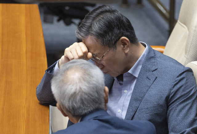 정성호 법무부 장관이 28일 국회 본회의장에서 전날 본회의에 상정된 국회법 개정안에 대한 필리버스터(무제한 토론) 종료를 위한 무기명 투표가 진행되는 동안 더불어민주당 양부남 의원과 대화하다 이마를 만지고 있다. 2025.9.28 연합뉴스
