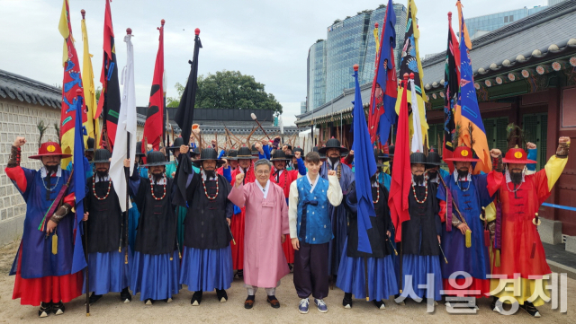 허민 국가유산청장이 3일 경복궁 수문장 교대의식을 진행하는 수문군들과 기념촬영하고 있다. 최수문기자