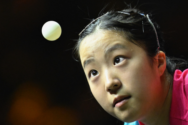 중국 왕만위와 준결승에서 서브를 하는 신유빈. AFP연합뉴스