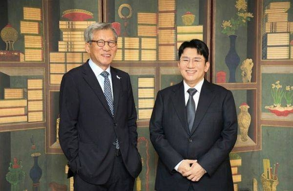 '출국금지 방시혁' 웃는 사진 올린 국립중앙박물관…비판 일자 '화들짝' 삭제