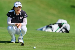 윤이나 ‘쇼킹 그린’에 험난했던 하루 ‘2위→12위’…그래도 ‘보기-더블보기 출발’ 후 ‘1m 버디 3개’ 잡고 이븐파 회복