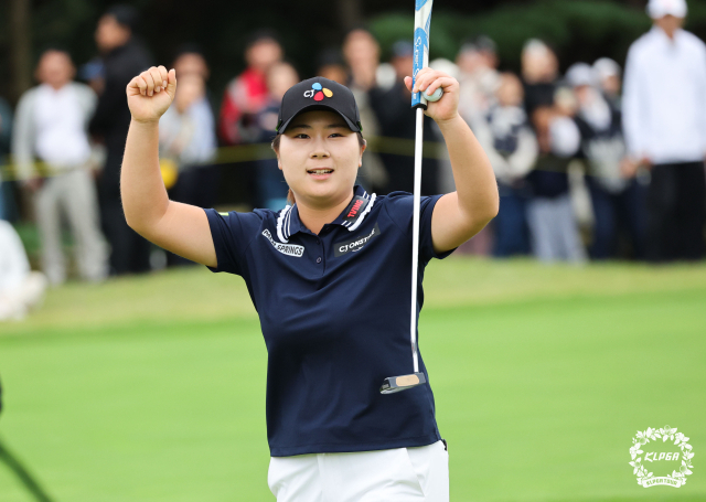 우승 확정 후 두 손을 들고 기뻐하는 홍정민. 사진 제공=KLPGA