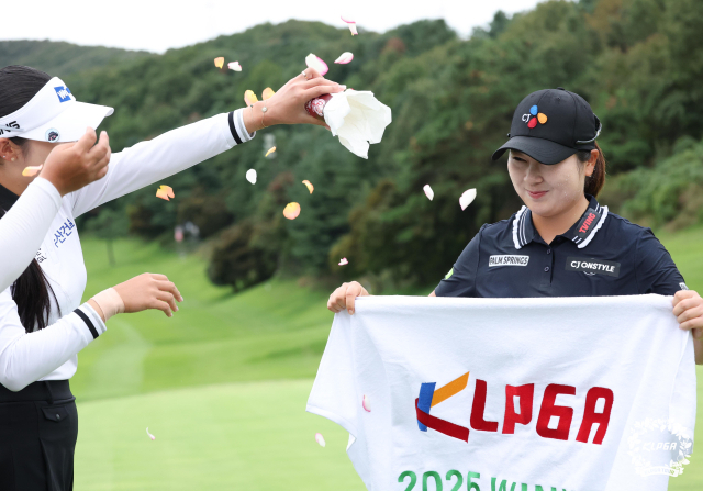 동료들로부터 축하 꽃 세례를 받는 홍정민. 사진 제공=KLPGA