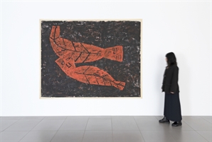 자유로운 붓질 위에 원시적 생명력 피어나다