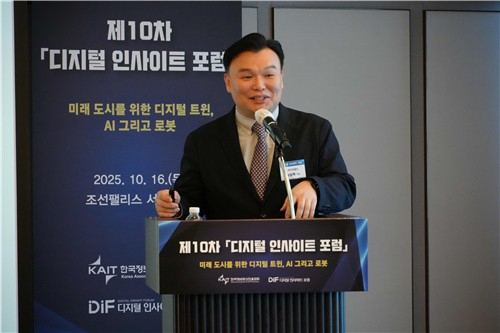 석상옥 네이버랩스 대표(네이버 R-TF장)은 16일 서울 강남 조선팰리스에서 열린 디지털 인사이트 포럼에서 개발 중인 휴머노이드 로봇에 대해 설명하고 있다. 사진제공=한국정보통신진흥협회