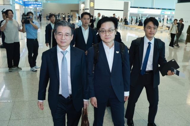 한미 관세 협상 후속 논의와 관련, 하워드 러트닉 미국 상무부 장관과 협상할 예정인 김용범 대통령실 정책실장과 김정관 산업통상부 장관이 16일 인천국제공항 제2여객터미널을 통해 미국 워싱턴DC로 출국하고 있다. 연합뉴스