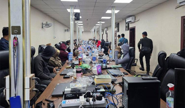 캄보디아 현지 매체 크메르타임스에 따르면 캄보디아 온라인사기 대응 위원회(CCOS)는 지난 7월 27일부터 이달 14일까지 합동 단속을 벌여 20개국 출신 3455명을 체포했다고 16일 발표했다. 사진은 CCOS의 온라인사기 조직 단속 모습. 크메르타임스 캡처