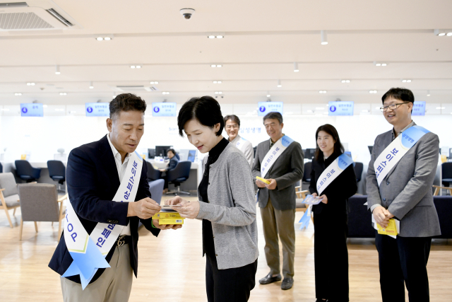 삼성생명 임직원들이 16일 서울 강남구 고객플라자에서 ‘보이스피싱 STOP 캠페인’을 진행하고 있다. 사진 제공=삼성생명