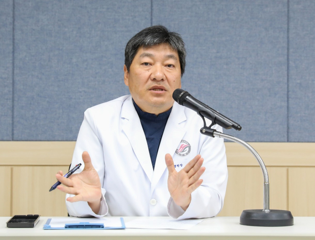 허준 한강성심병원장이 고압산소치료센터 운영 성과와 향후 계획에 대해 설명하고 있다. 사진 제공=한강성심병원