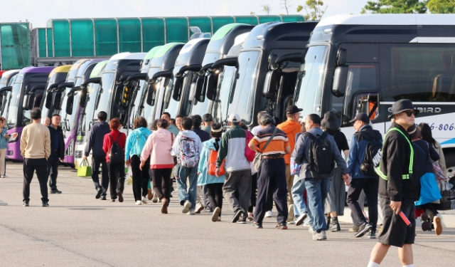 중국인 단체관광객 무비자 입국 첫날인 29일 오전 인천 연수구 인천항 국제크루즈터미널에 입국한 중국인 단체 크루즈관광객들이 버스로 향하고 있다. 연합뉴스