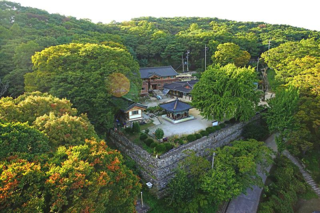 강화 고려산 중턱에 있는 백련사 전경. 사진제공=강화군